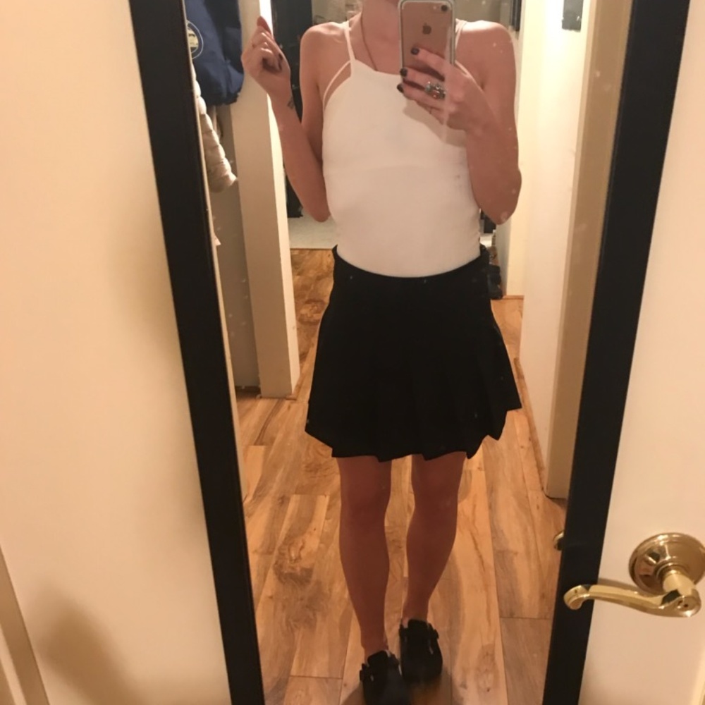 High Waisted Black Pleated Skirt with Zipper (S)